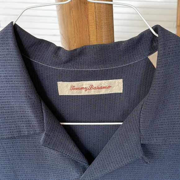 Tommy Bahama short sleeve button up men’s shirts. Size Medium - Picture 2 of 6